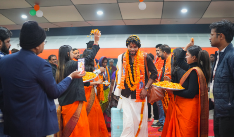 second-delegation-from-tamil-nadu-arrives-for-kashi-tamil-sangamam-40-grand-welcome-with-damru-drumming-and-flower-showers