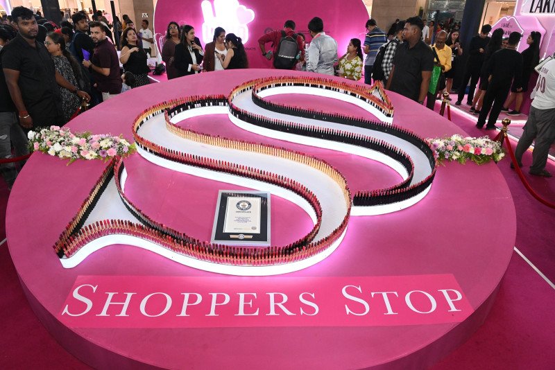 Shoppers Stop Sets GUINNESS WORLD RECORDS® Title for Longest Line of Lipsticks decoding=