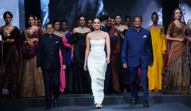 manushi-chillar-gjepc-brand-ambassador-glitters-at-jewels-on-the-ramp-at-iijs-tritiya