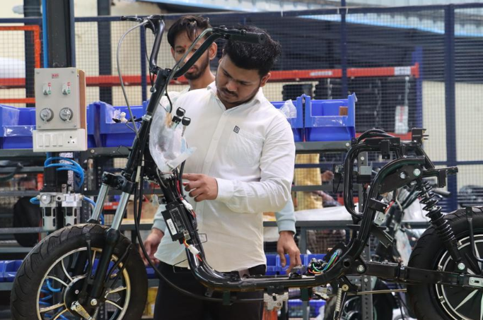 revamp-moto-begins-production-of-its-first-120-bikes-at-indias-first-microfactory-in-nasik