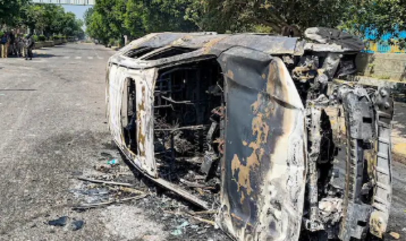 noida-workers-salary-hike-protest-live-wage-protest-by-workers-turns-violent-in-noida