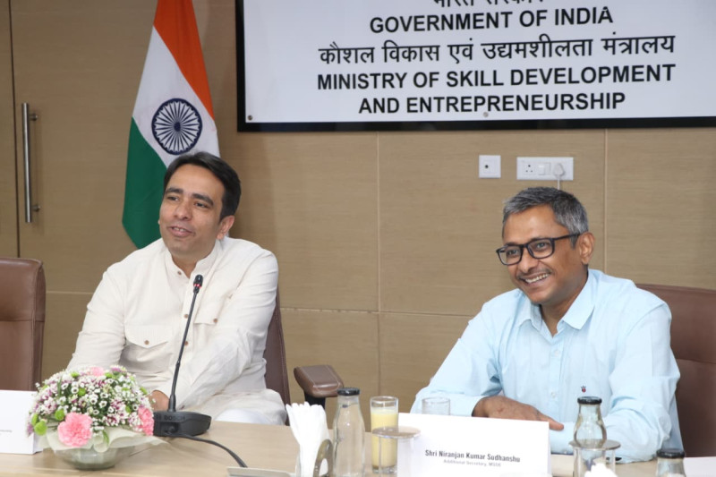 shri-jayant-chaudhary-sends-off-14-indian-workers-to-mauritius-under-india-mauritius-government-to-government-mobility-partnership