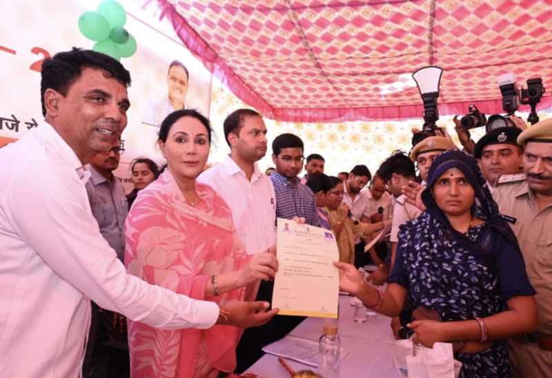 deputy-chief-minister-diya-kumari-reviews-urban-service-camp-distributes-documents-to-beneficiaries