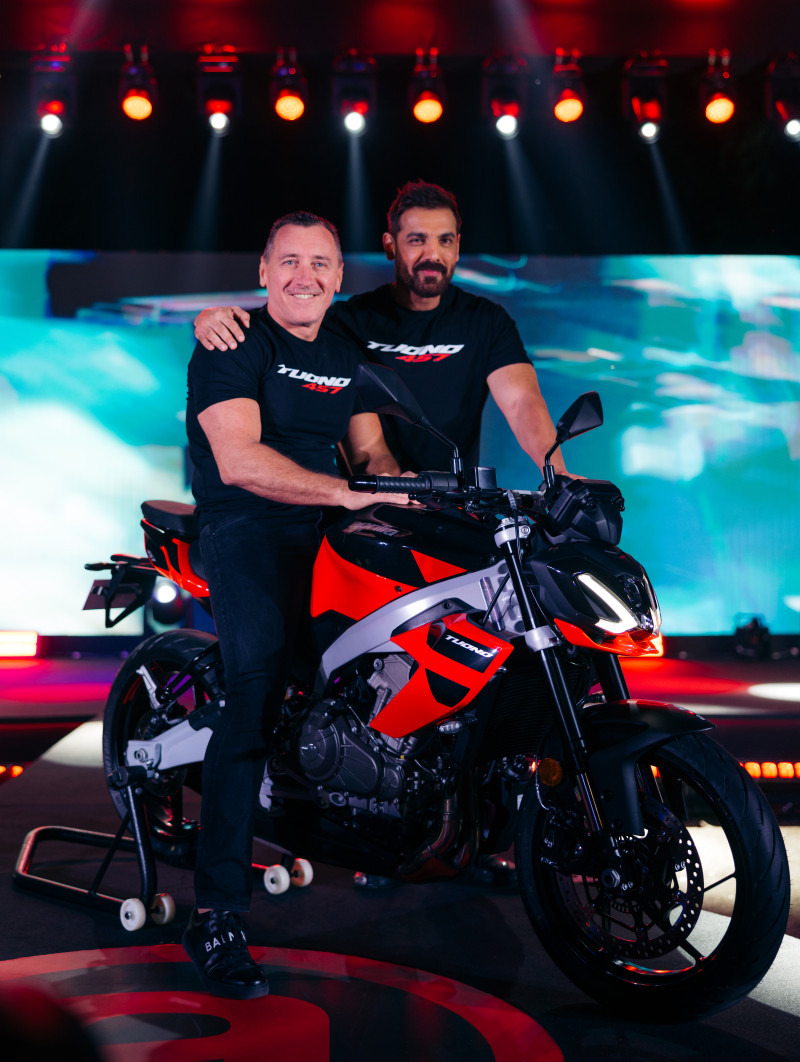 aprilia-tuono-457-launched-in-india-by-brand-ambassador-john-abraham