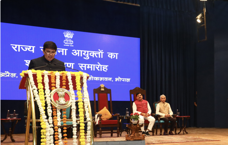 madhya-pradesh-governor-administers-oath-to-newly-appointed-state-information-commissioners
