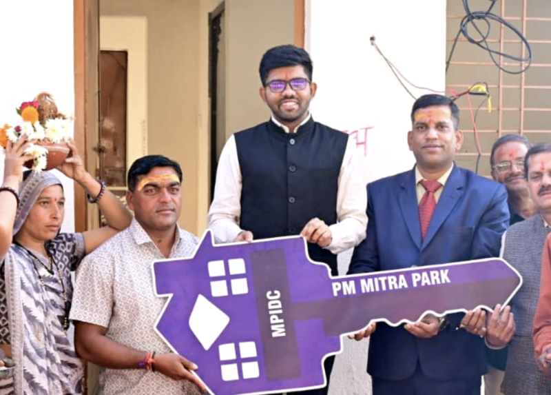 dividend-of-rs-128400000-presented-to-the-minister-of-chemical-fertilizers-by-fci-aravali-gypsum-minerals-india-limited