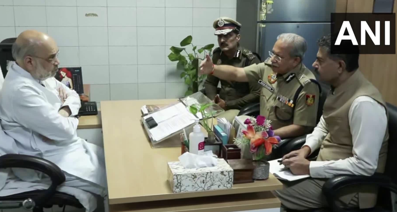 delhi-red-fort-blast-amit-shah-reviews-relief-efforts-meets-senior-police-officials-at-lok-nayak-hospital