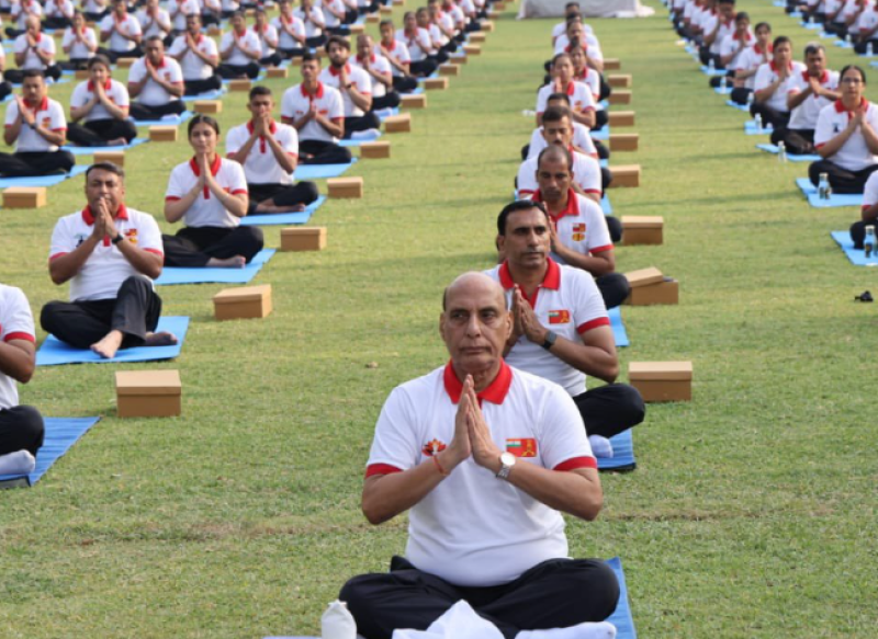 international-yoga-day-2024-in-srinagar-raksha-mantri-performs-yoga-with-soldiers-at-1-corps-in-mathura-up