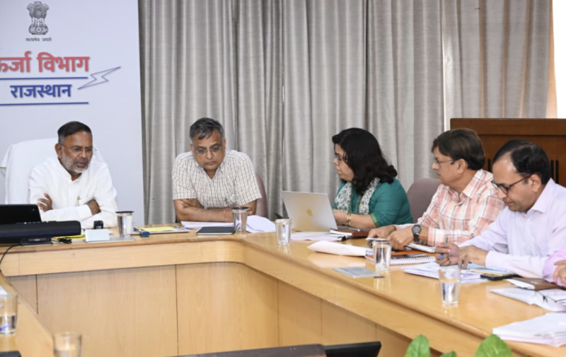 energy-minister-reviews-power-distribution-companies-farmers-to-get-uninterrupted-power-supply-in-upcoming-rabi-season