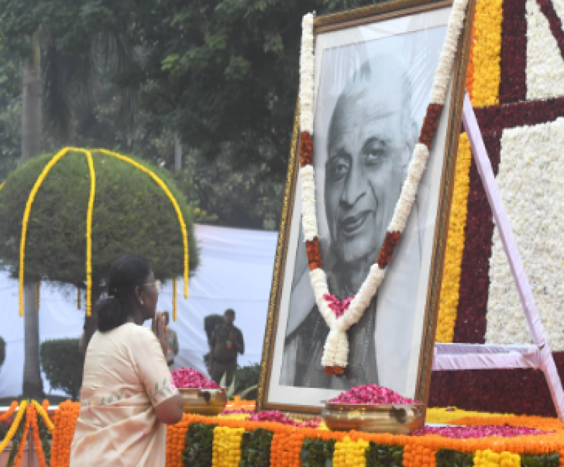 president-droupadi-pays-floral-tributes-to-sardar-vallabhbhai-patel-on-his-birth-anniversary