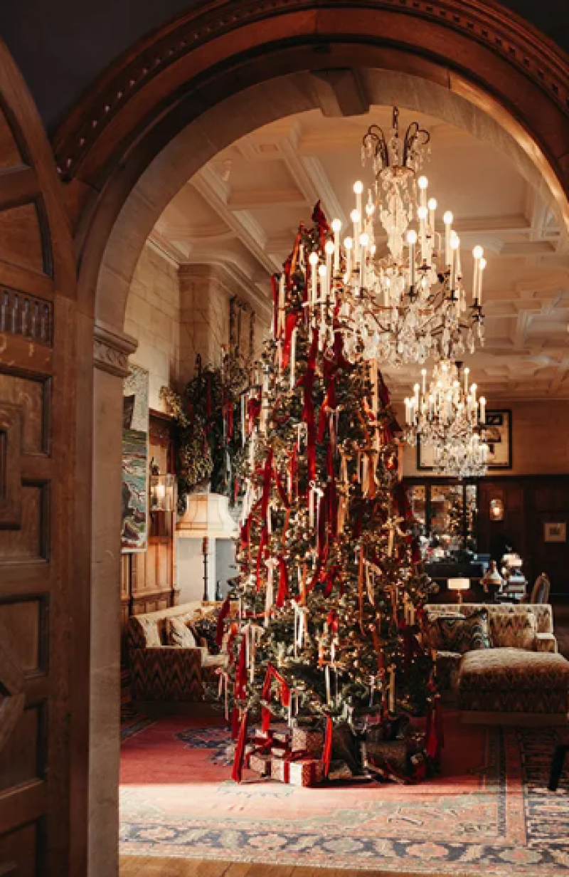 modern-glamour-holiday-entertaining-shifts-to-sleek-sustainable-designs