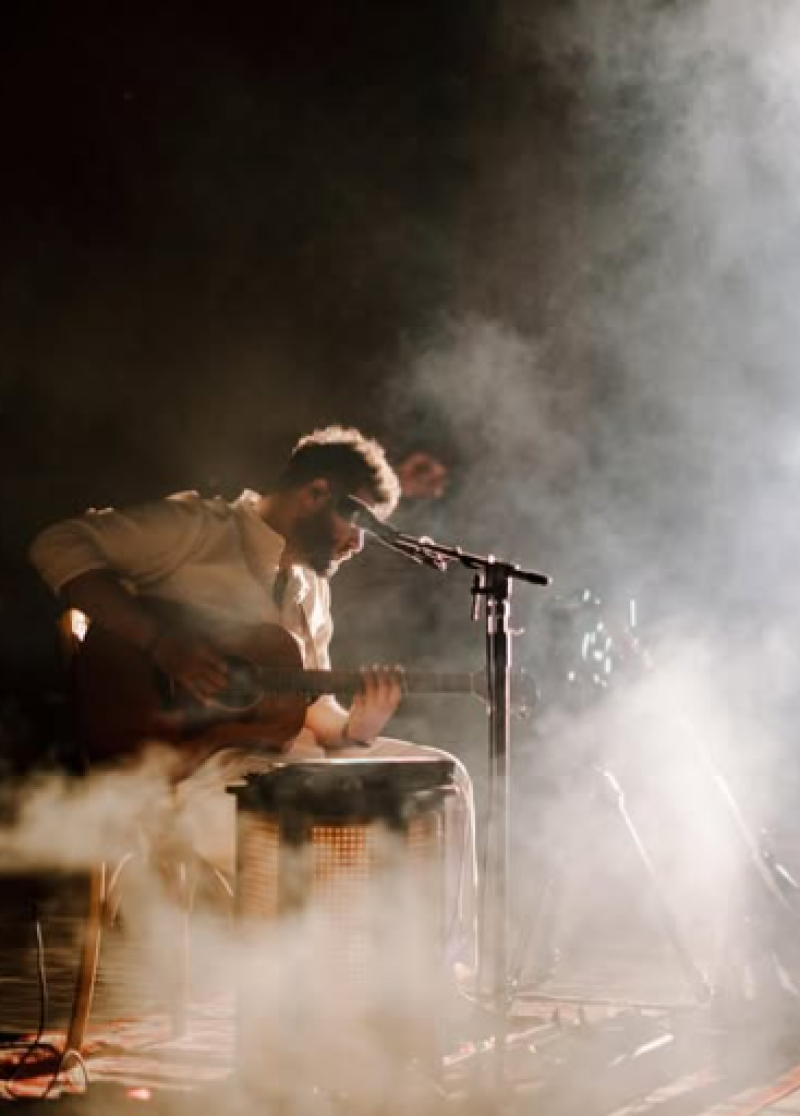 bhuwin-khursijas-live-looping-magic-a-soulful-musical-journey-blending-storytelling-poetry-and-real-time-multi-layered-performance