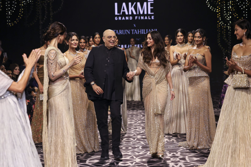 Lakmē Be-Jewel Comes Alive at Lakmē Fashion Week Grand Finale with Celebrated Designer Tarun Tahiliani decoding=