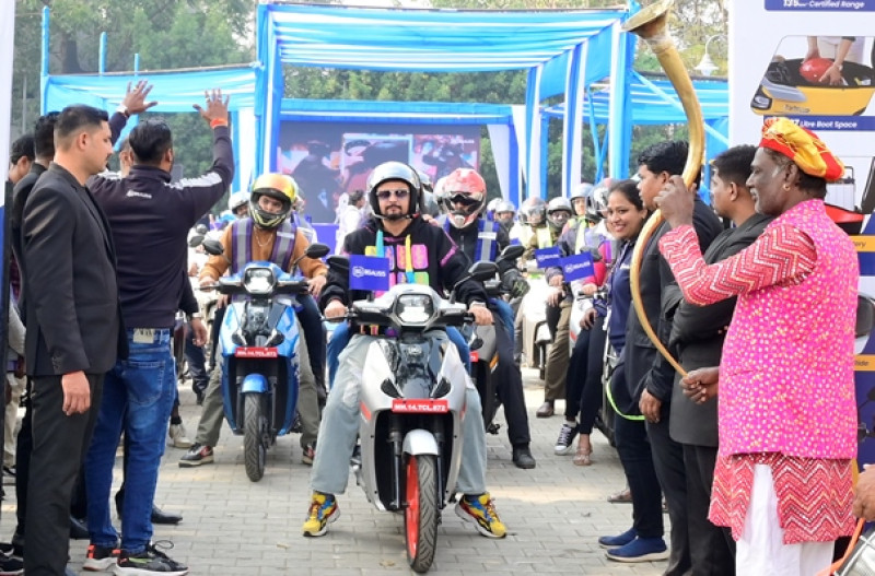 prominent-actor-swwapnil-joshi-leads-bgauss-customer-handover-food-trail-in-pune