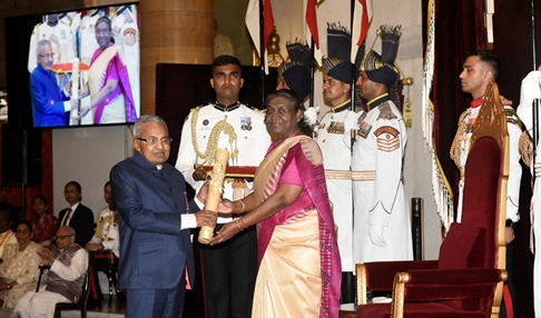 Dr. Sitaram Jindal Conferred with Prestigious Padma Bhushan Award  by the President of India decoding=