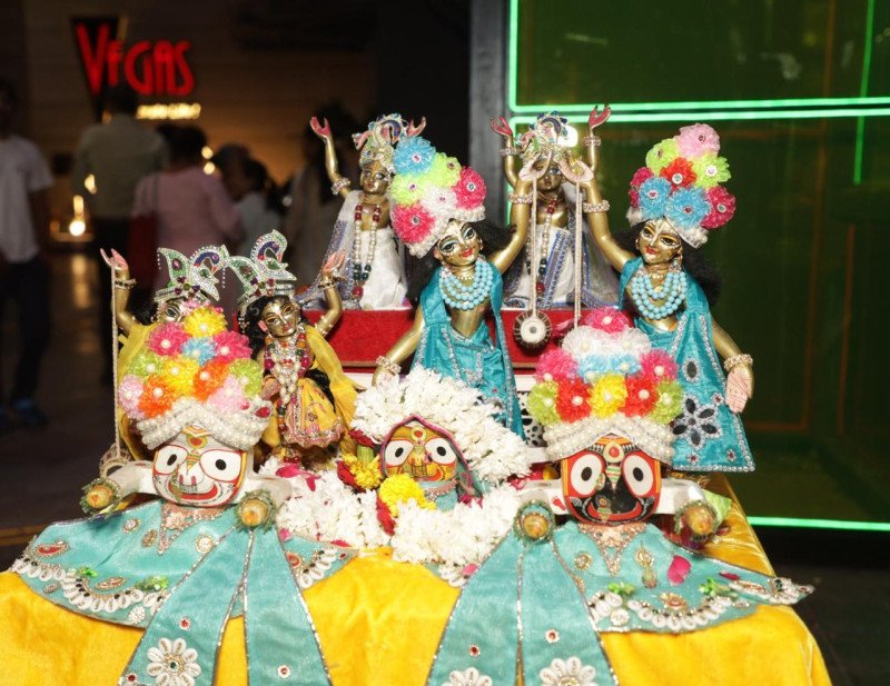 grand-janmashtami-celebration-with-krishna-leela-and-phoolo-ki-holi