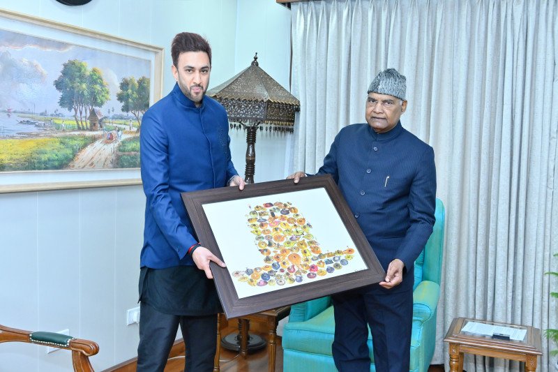 shri-ram-nath-kovind-presented-with-a-unique-84-shiv-lingam-portrait-by-ace-photographer-varun-joshi