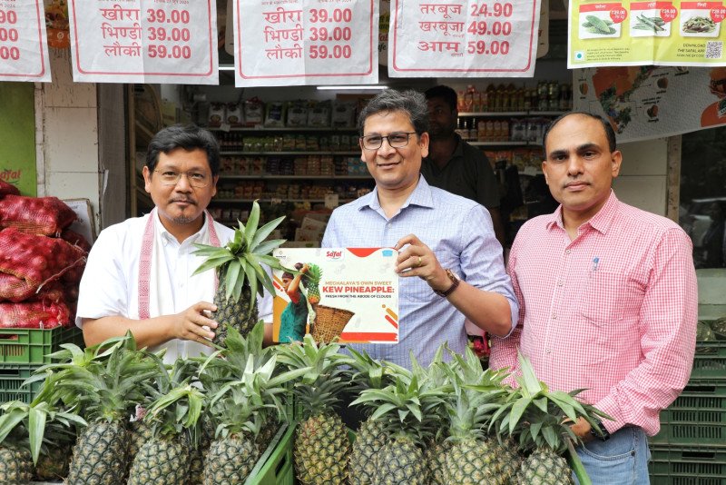 honble-chief-minister-of-meghalaya-inspects-states-organically-grown-pineapples-in-new-delhi-meets-mother-dairys-managing-director-at-safal-outlet