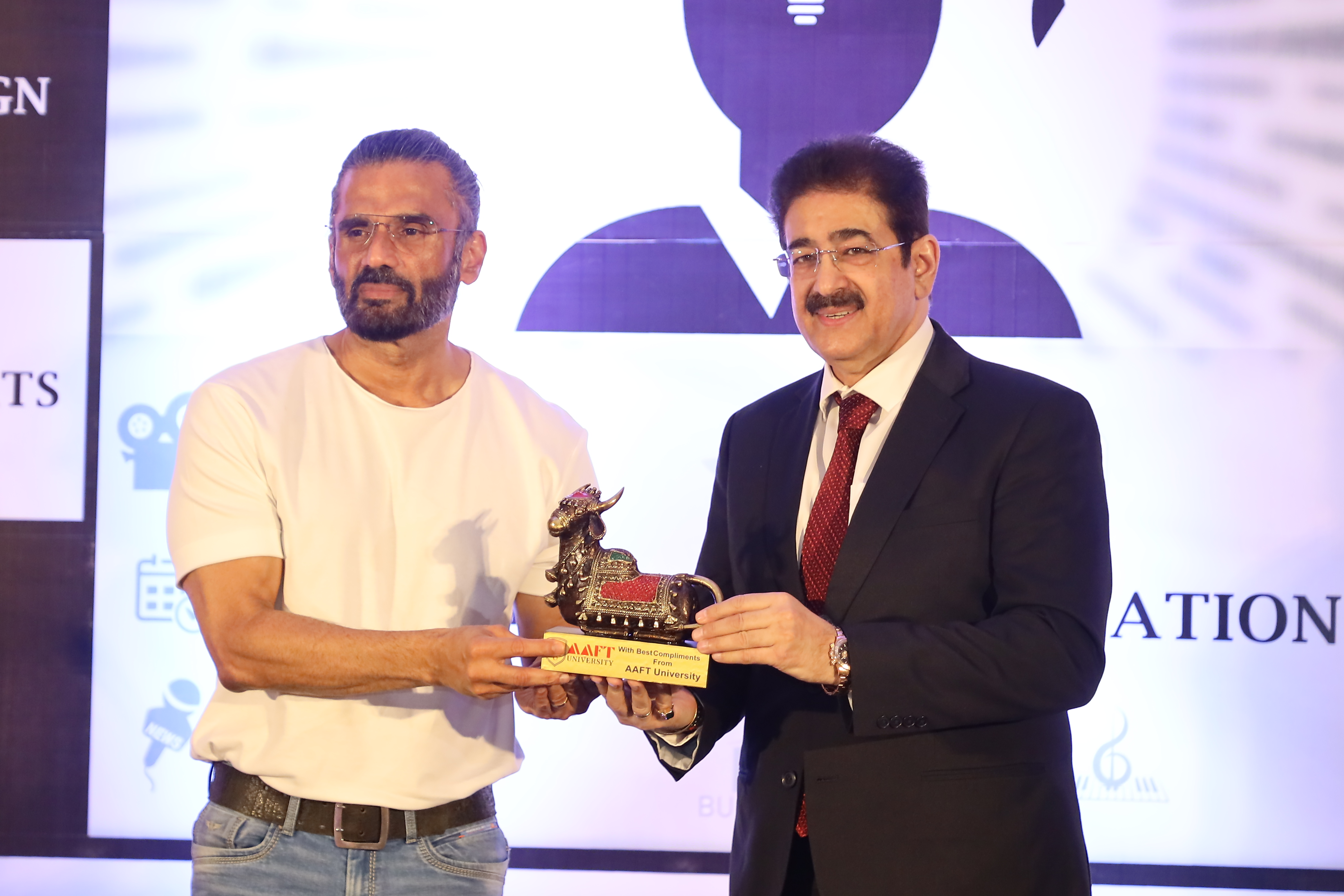 students-go-gaga-as-actor-suniel-shetty-attended-the-orientation-program-of-aaft-university-in-raipur