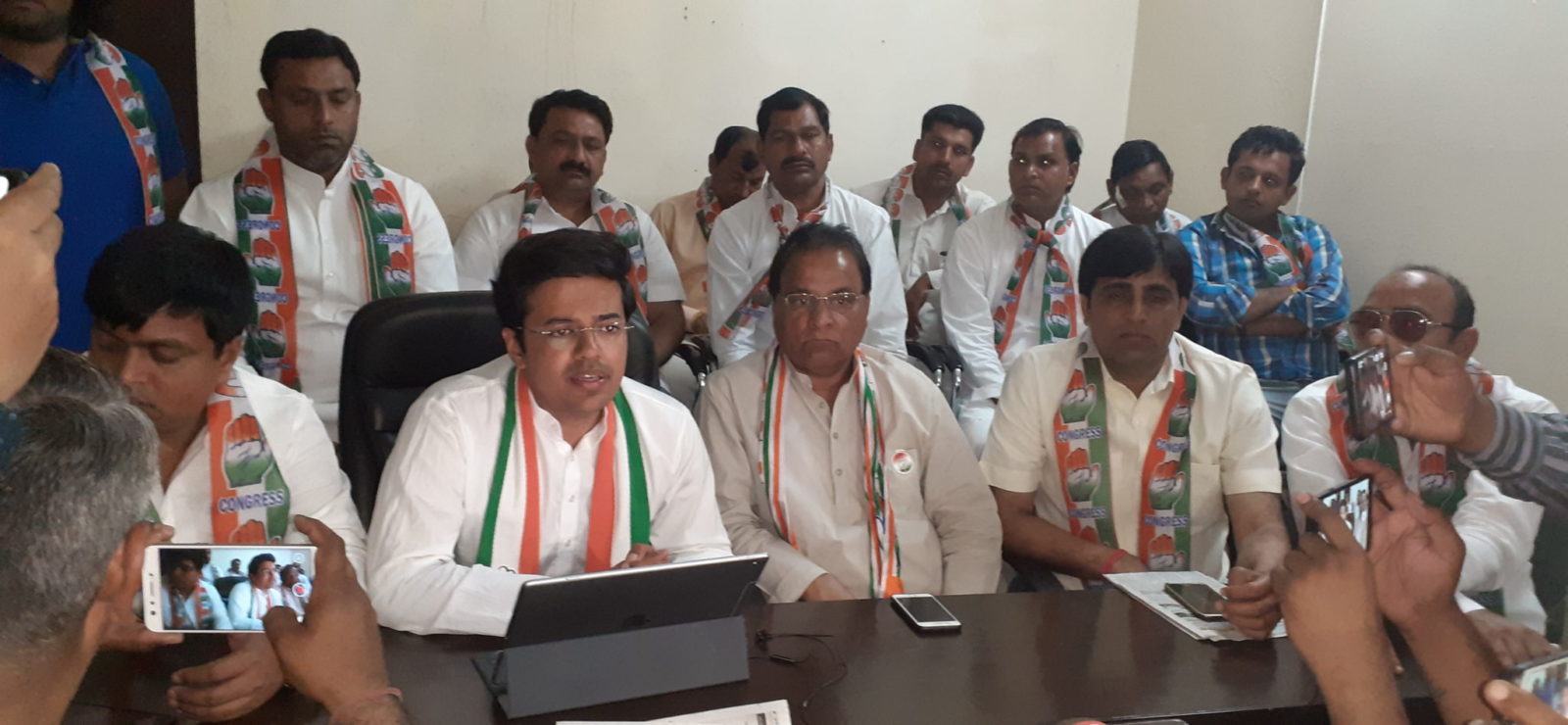 congress-candidate-dr-arvind-singh-releases-his-manifesto-alliance-candidate-is-bjps-dummy-dr-arvind-singh