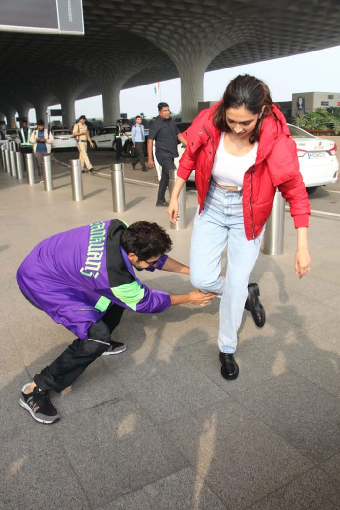deepika-padukone-and-kartik-aaryan-doing-the-dheemedheemechallenge-at-mumbai-airport-f09f9283f09f8fbd