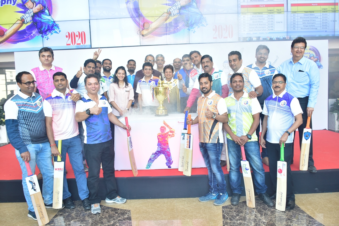 a-team-of-doctors-at-wockhardt-hospitals-mumbai-central-unveils-cricket-tournament-trophy-2020