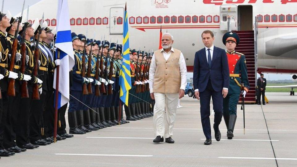pm-modi-arrives-in-vladivostok-to-hold-india-russia-annual-summit