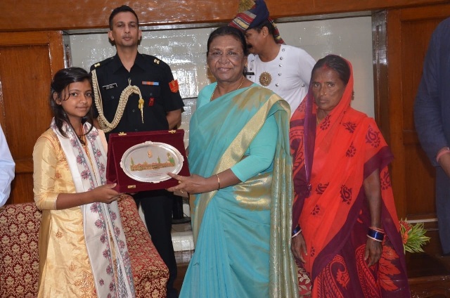 jharkhand-governor-honours-diana-awardee-champa-kumari