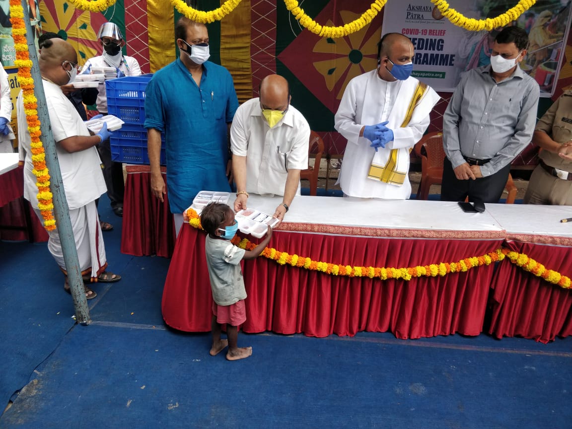 home-minister-of-karnataka-launches-covid-19-relief-feeding-centre