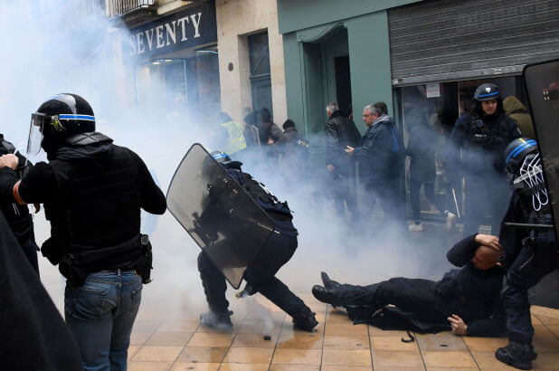 police-protesters-clash-on-yellow-vest-anniversary