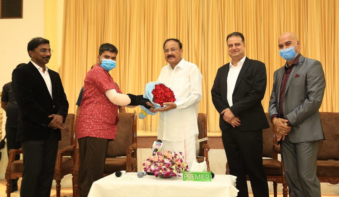 ahmedabad-lady-lends-a-hand-to-a-man-from-kancheepuram