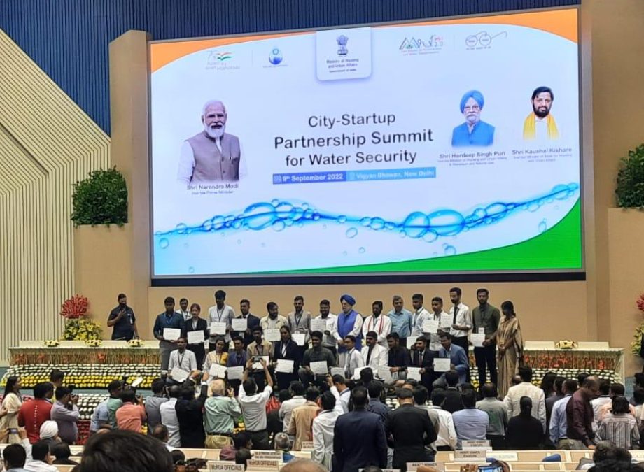 mohuagoi-felicitates-jmi-student-for-his-picture-of-baoli-at-kotla-feroz-shah