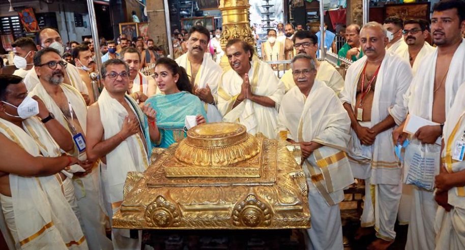 reliance-industries-chairman-mukesh-ambani-on-saturday-visited-and-offered-prayers-to-lord-krishna-at-guruvayur-shri-krishna-temple