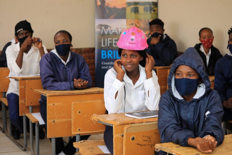 de-beers-group-extends-partnership-with-womeng-to-support-women-and-girls-in-its-host-countries-to-pursue-engineering-and-technology-careers