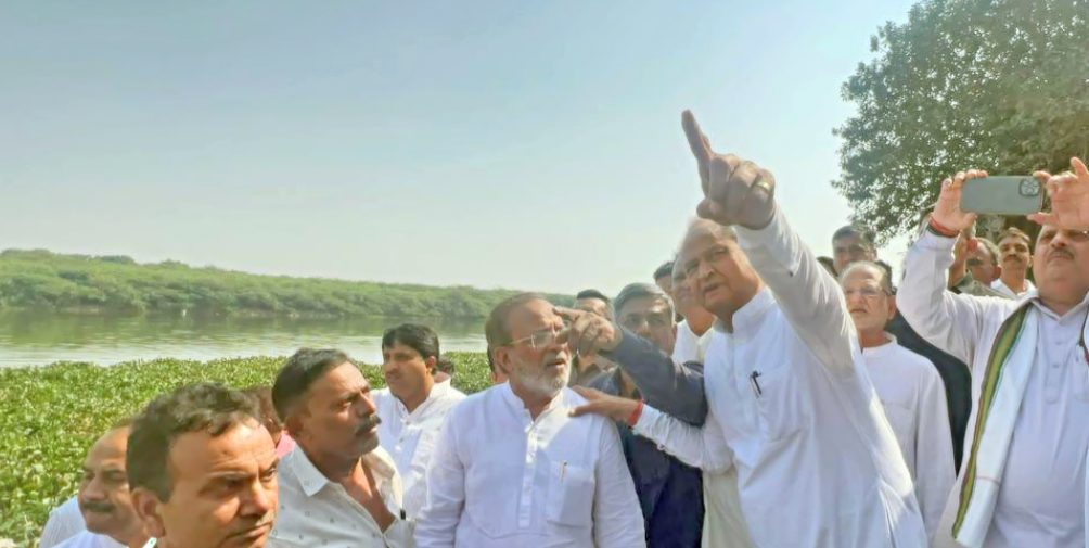 chief-minister-met-the-families-of-the-dead-in-the-bridge-accident-in-morbi