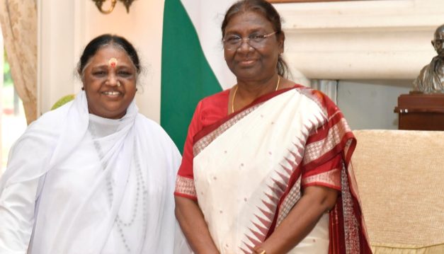 mata-amritanandamayi-amma-met-with-honble-president-droupadi-murmu-at-the-rashtrapati-bhawan-new-delhi