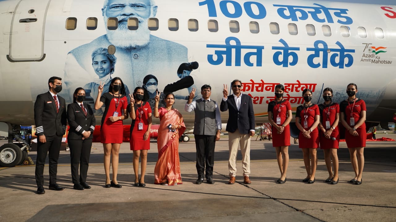 spicejet-celebrates-indias-100-crore-vaccination-milestone-with-special-aircraft-livery