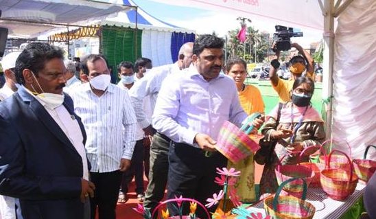 5-day-state-level-craft-mela-starts-in-visakhapatnamon-janjatiya-gaurav-divas-as-part-of-azadi-ka-amrit-mahotsav