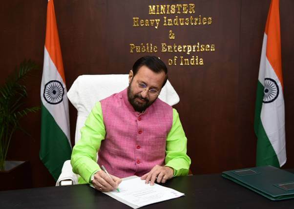 Prakash Javadekar Takes Charge as Heavy Industries and Public Enterprises Minister decoding=