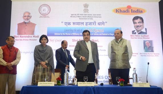 union-minister-shri-nitin-gadkari-launches-the-sale-of-khadi-rumal
