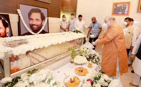 home-minister-pays-visit-to-his-last-respect-to-paswan-ji