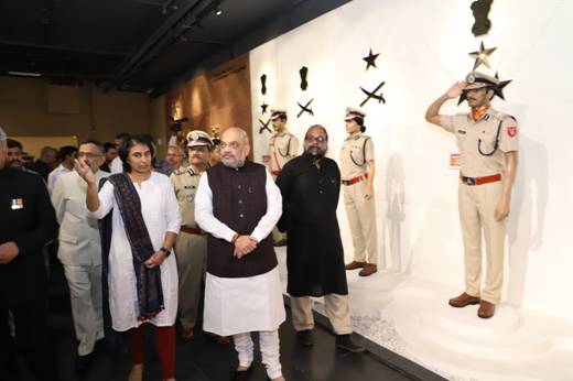 union-home-minister-pays-homage-to-martyrs-at-the-national-police-memorial
