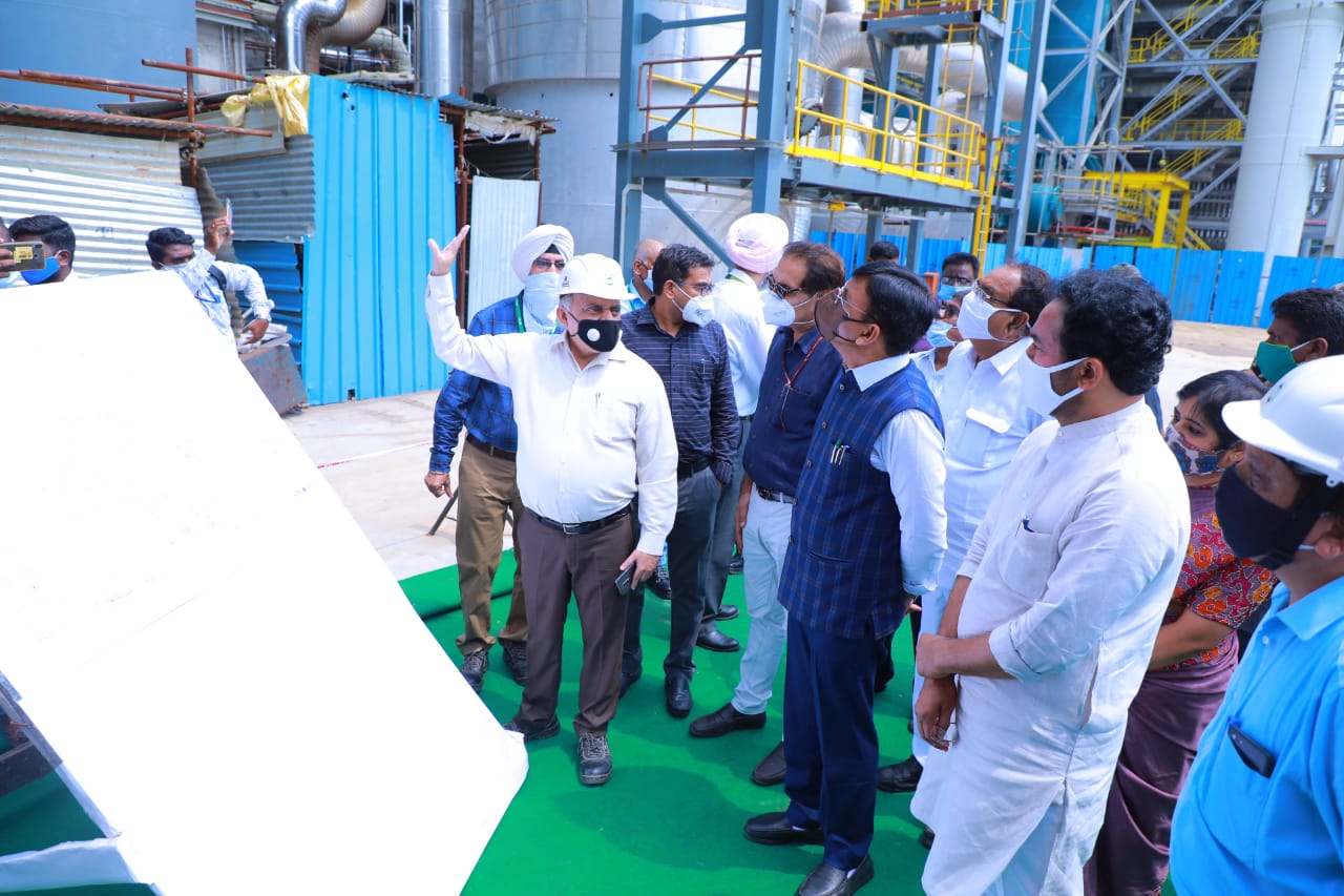 Shri Mansukh Mandaviya  today visited the upcoming Urea unit of RFCL decoding=