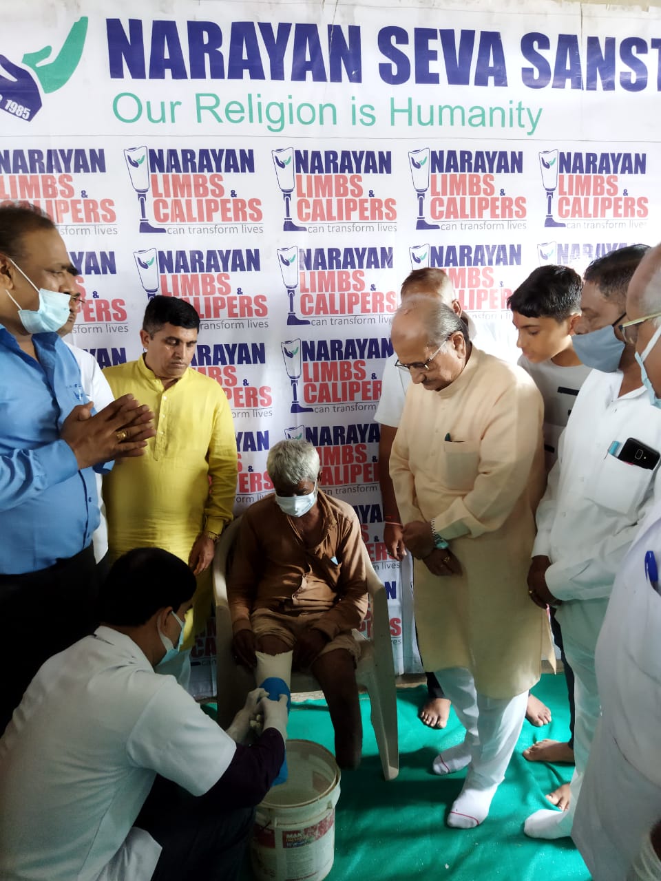 ex-minister-of-education-in-government-of-gujarat-acknowledges-and-appreciates-narayan-seva-sansthans-contribution-in-the-limb-measurement-camp