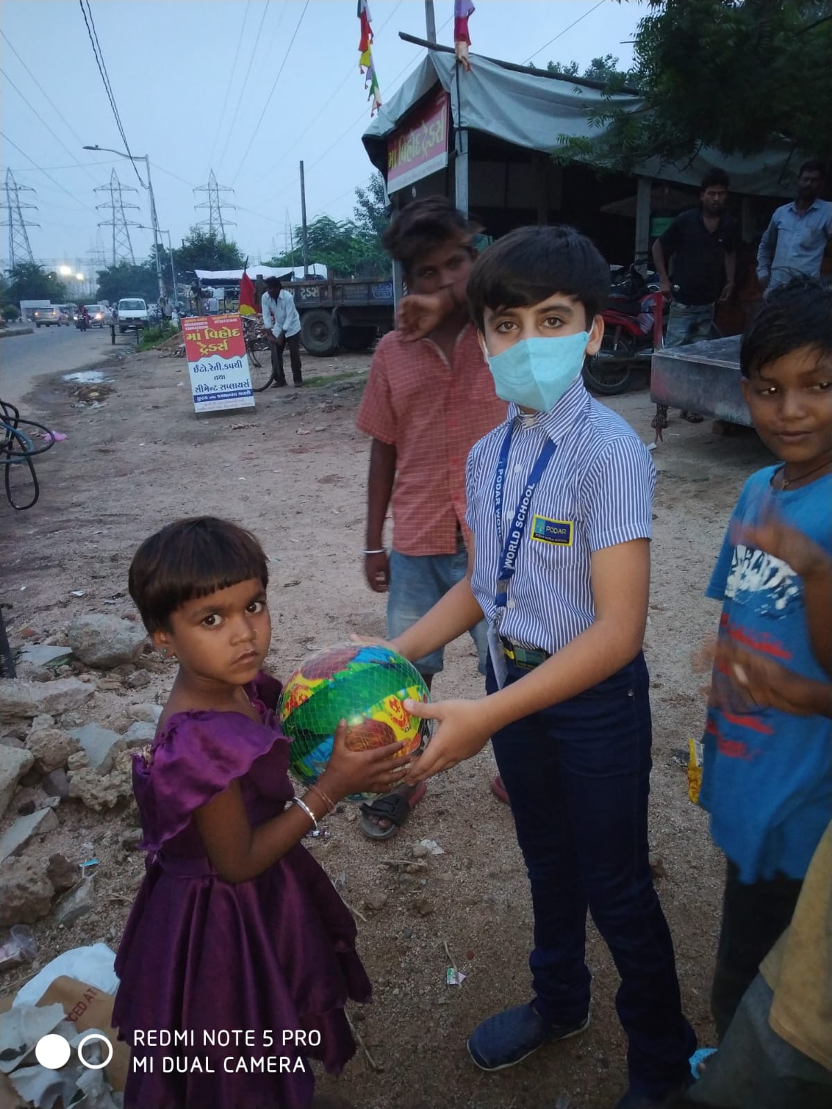 4000-students-parents-and-teachers-across-podar-world-schools-participated-to-contribute-through-daan-utsav