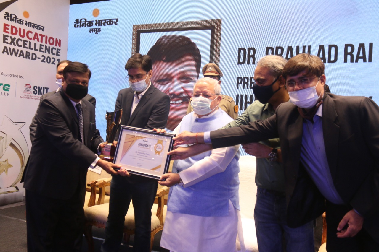 Hon’ble Governor of Rajasthan, Shri Kalraj Mishra awarded Education Excellence Award 2021 to Dr. PR Sodani, President IIHMR University decoding=
