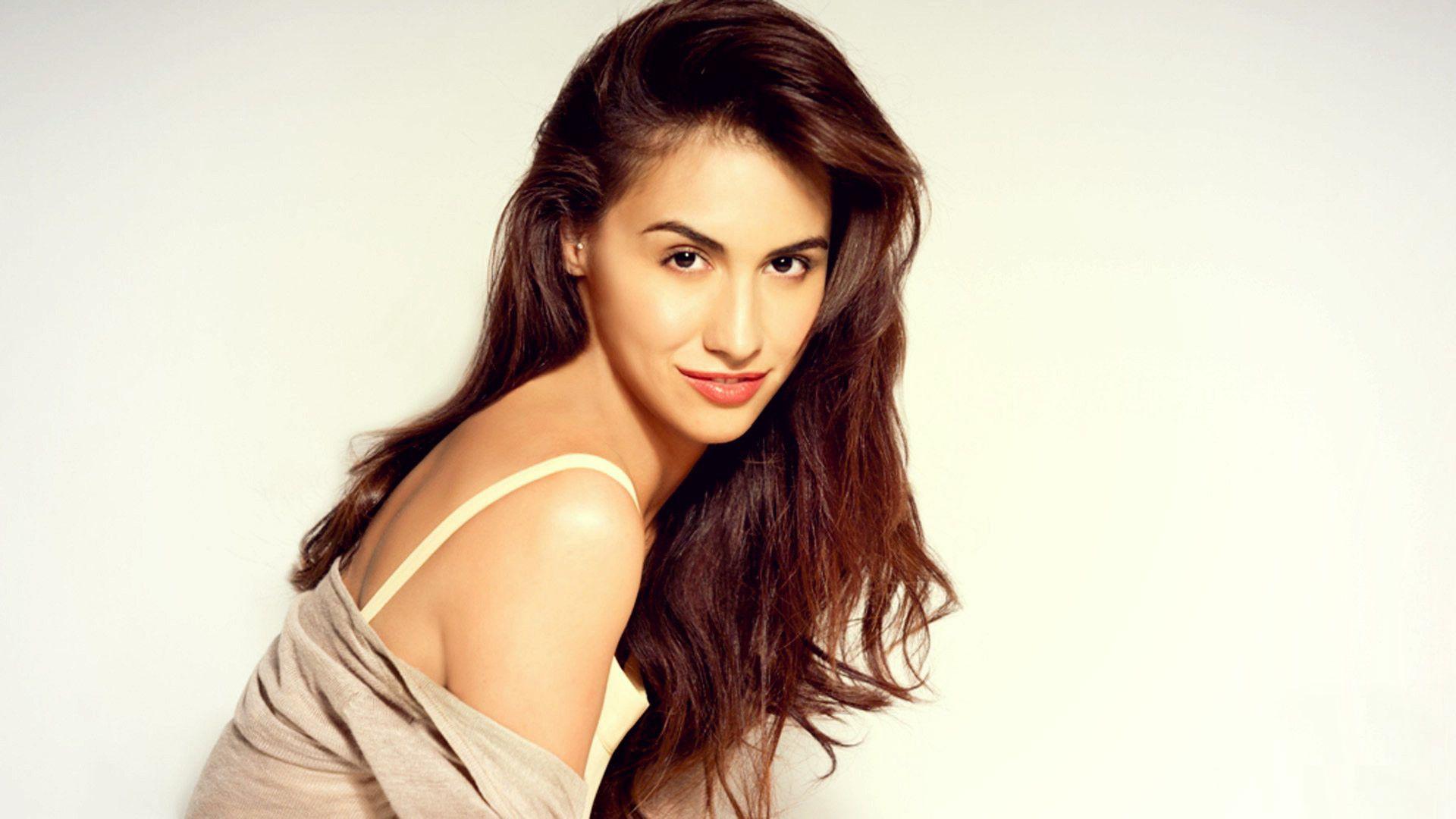 lauren-gottlieb-joins-likee-gets-welcomed-with-dancelikelauren