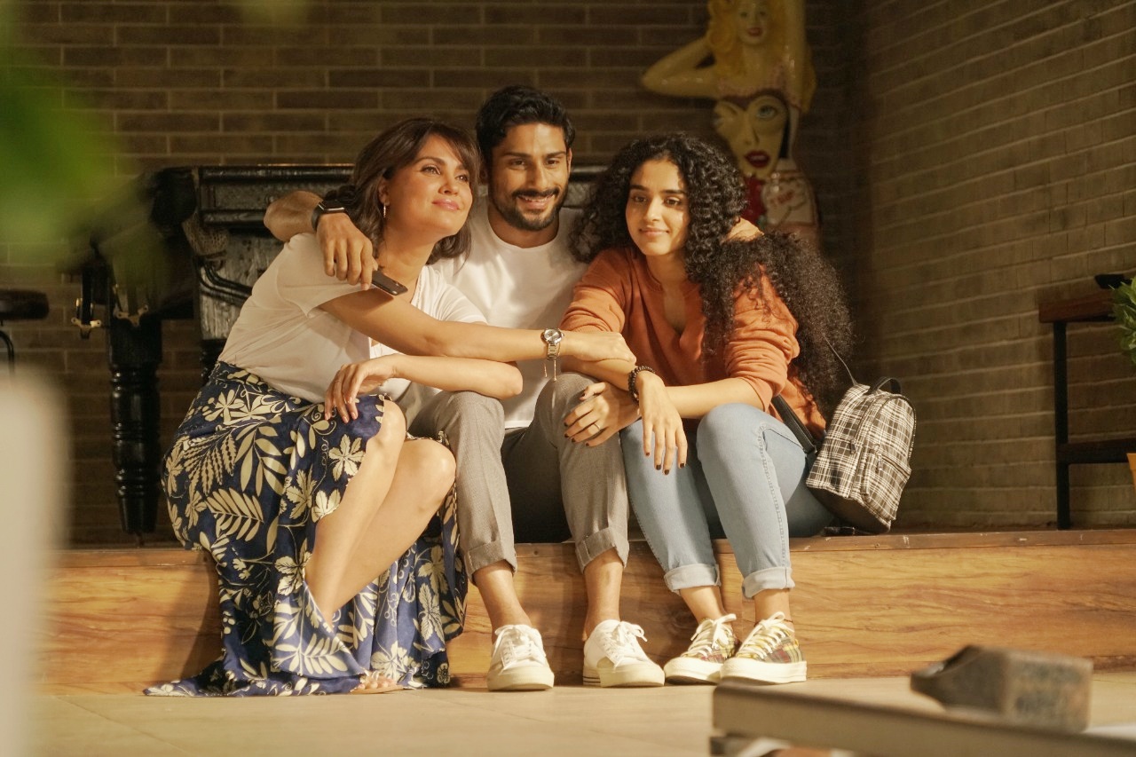 lionsgate-play-announces-the-name-of-its-first-indian-original-series-hiccups-hookups-starring-lara-dutta-and-prateik-babbar