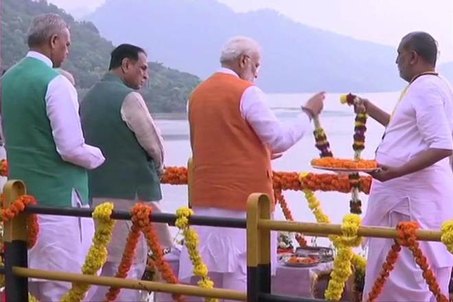 modi-performs-narmada-aarti-at-sardar-sarovar-dam