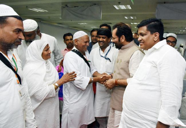 mukhtar-abbas-naqvi-flags-off-the-1st-batch-of-haj-pilgrims